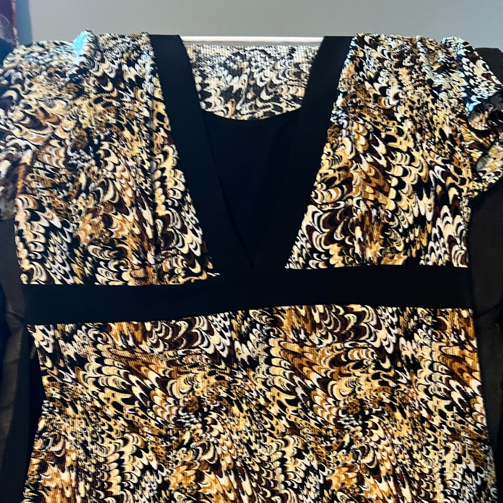 Cute Black, gold, brown, cream background Top with tiny flowers. Druze 3X